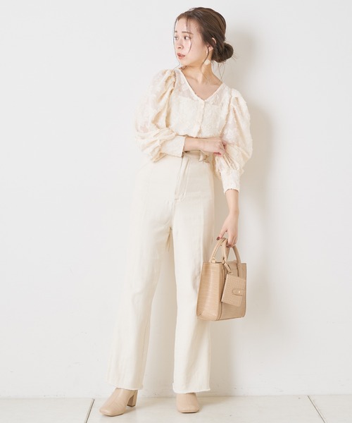 Chico(チコ)の「フロッキー花柄パワショルブラウス(シャツ/ブラウス・レディース・ブラック/ライトベージュ/ミント・FREE)」の6枚目の写真