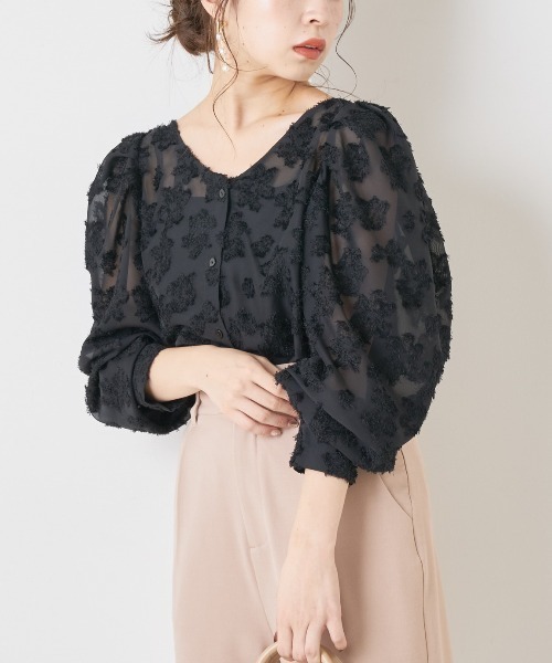 Chico(チコ)の「フロッキー花柄パワショルブラウス(シャツ/ブラウス・レディース・ブラック/ライトベージュ/ミント・FREE)」の20枚目の写真