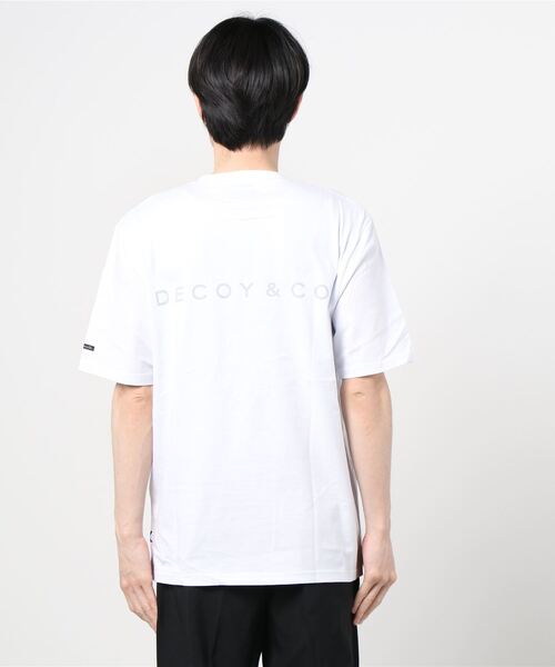 DECOY＆CO.（デコイアンドシーオー）の「デコイアンドシーオー D-DUCK LOGO IN CHEST Tシャツ（Tシャツ/カットソー・メンズ・ホワイト/ブラック/ホワイト系その他・LARGE/MEDIUM/X-LARGE）」の7枚目の写真
