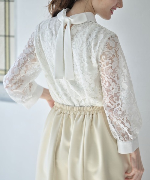 tocco closet(トッコ クローゼット)の「パール釦バックリボンフラワーレースブラウス(シャツ/ブラウス・レディース・オフホワイト/ベージュ・M)」の2枚目の写真