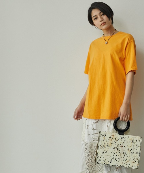 ECRIRE(エクリール)の「クルーネックTシャツ(Tシャツ/カットソー・レディース・ベージュ/オフホワイト/オレンジ・フリー)」の1枚目の写真