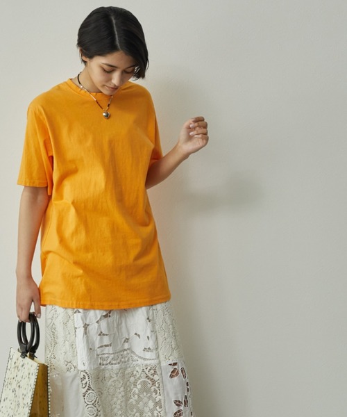ECRIRE(エクリール)の「クルーネックTシャツ(Tシャツ/カットソー・レディース・ベージュ/オフホワイト/オレンジ・フリー)」の4枚目の写真