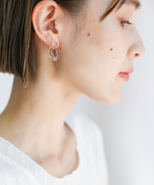 select MOCA(セレクトモカ)の「2021 SS ウェーブフープクリアピアス(ピアス(両耳用)・レディース・ピンク/ライトブラウン・FREE)」の5枚目の写真