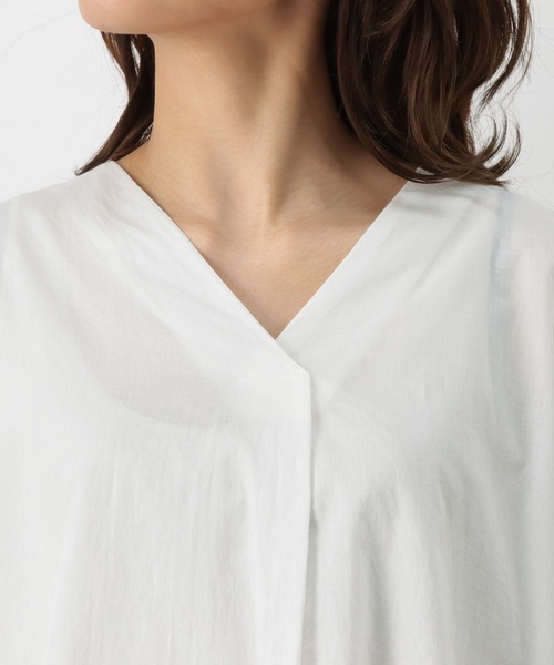 NAVY（ネイビー）の「インド綿を使用したワイドシルエットなVネックブラウス（シャツ/ブラウス・レディース・ホワイト/ベージュ/ネイビー・フリー）」の6枚目の写真