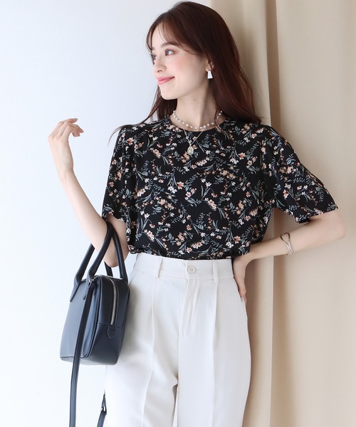 BLUEEAST（ブルーイースト）の「花柄パフスリーブブラウス（シャツ/ブラウス・レディース・ベージュ/ブラック・MEDIUM）」の2枚目の写真