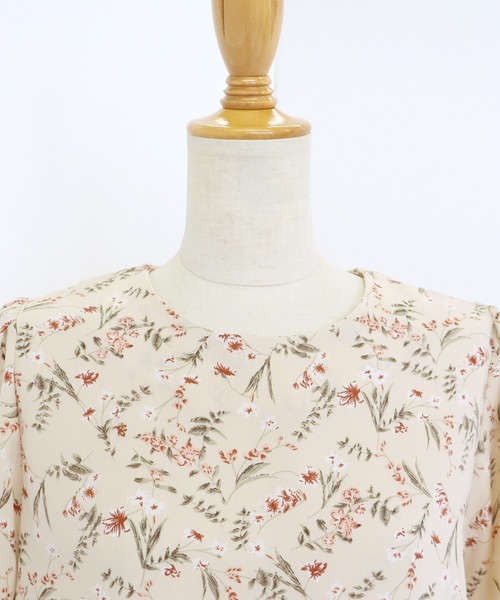 BLUEEAST（ブルーイースト）の「花柄パフスリーブブラウス（シャツ/ブラウス・レディース・ベージュ/ブラック・MEDIUM）」の9枚目の写真