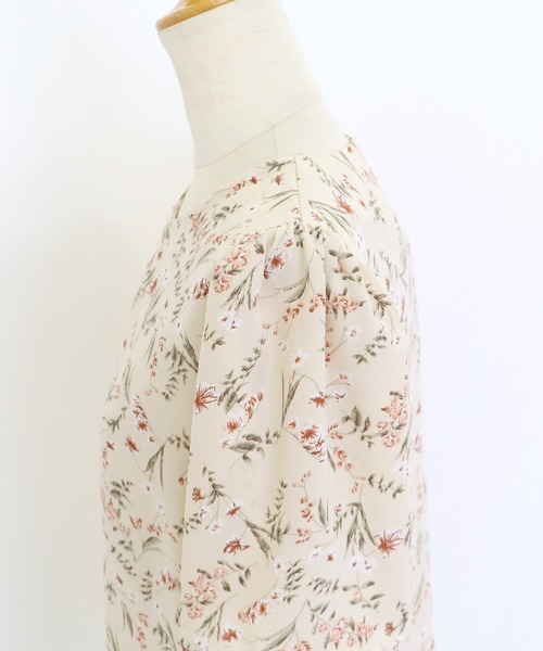 BLUEEAST（ブルーイースト）の「花柄パフスリーブブラウス（シャツ/ブラウス・レディース・ベージュ/ブラック・MEDIUM）」の8枚目の写真