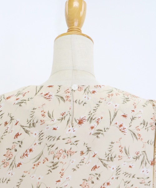 BLUEEAST（ブルーイースト）の「花柄パフスリーブブラウス（シャツ/ブラウス・レディース・ベージュ/ブラック・MEDIUM）」の7枚目の写真