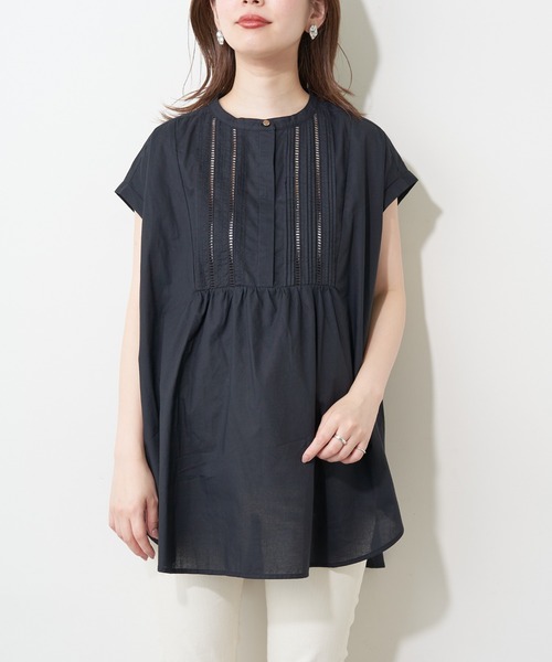 natural couture(ナチュラルクチュール)の「ヨークピンタック×レースコットンチュニック(シャツ/ブラウス・レディース・オフホワイト/ブラック/ブルー/レッド・FREE)」の13枚目の写真