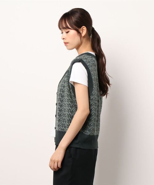 SPINNS（スピンズ）の「フロントボタン アクリル ジャガードニットベスト（ベスト・レディース・ネイビー/ブラック/グリーン・ONESIZE）」の5枚目の写真