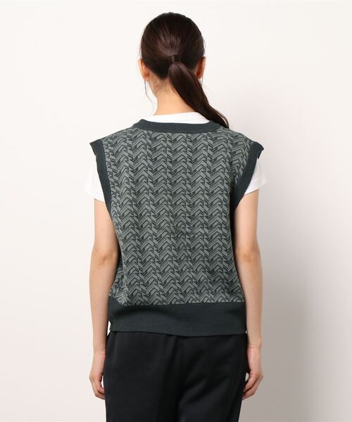 SPINNS（スピンズ）の「フロントボタン アクリル ジャガードニットベスト（ベスト・レディース・ネイビー/ブラック/グリーン・ONESIZE）」の4枚目の写真