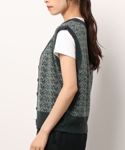 SPINNS（スピンズ）の「フロントボタン アクリル ジャガードニットベスト（ベスト・レディース・ネイビー/ブラック/グリーン・ONESIZE）」の7枚目の写真