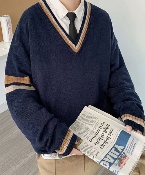 MGV（エムジーヴィー）の「Vネックダブルラインニットプルオーバー