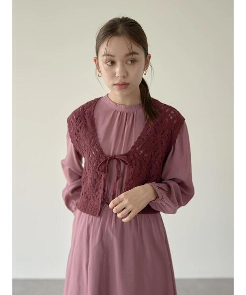 earth music&ecology（アースミュージックアンドエコロジー）の「幾何学フラワークロシェベスト＊（ベスト・レディース・ボルドー/ホワイト系その他2・FREE）」の3枚目の写真