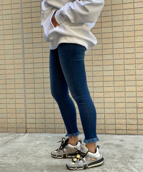 WHEIR(ウェア)の「WHEIR ハイパーストレッチクロップドデニムスキニー(デニムパンツ・レディース・ダークブラック/ダークインディゴブルー/ライトインディゴブルー/ワンウォッシュ・26/27/24/23/25)」の7枚目の写真