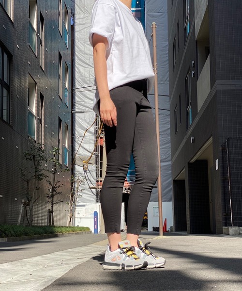 WHEIR(ウェア)の「WHEIR ハイパーストレッチクロップドデニムスキニー(デニムパンツ・レディース・ダークブラック/ダークインディゴブルー/ライトインディゴブルー/ワンウォッシュ・26/27/24/23/25)」の16枚目の写真