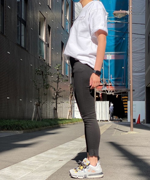 WHEIR(ウェア)の「WHEIR ハイパーストレッチクロップドデニムスキニー(デニムパンツ・レディース・ダークブラック/ダークインディゴブルー/ライトインディゴブルー/ワンウォッシュ・26/27/24/23/25)」の10枚目の写真