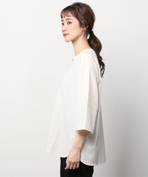 NAVY(ネイビー)の「麻ライクキーネックブラウス(Tシャツ/カットソー・レディース・グレイッシュベージュ/ブルー/ホワイト・フリー)」の15枚目の写真