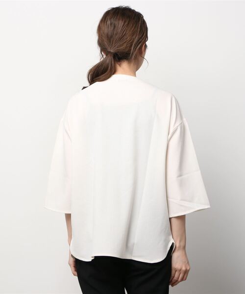 NAVY(ネイビー)の「麻ライクキーネックブラウス(Tシャツ/カットソー・レディース・グレイッシュベージュ/ブルー/ホワイト・フリー)」の16枚目の写真