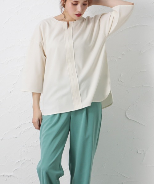 NAVY(ネイビー)の「麻ライクキーネックブラウス(Tシャツ/カットソー・レディース・グレイッシュベージュ/ブルー/ホワイト・フリー)」の2枚目の写真