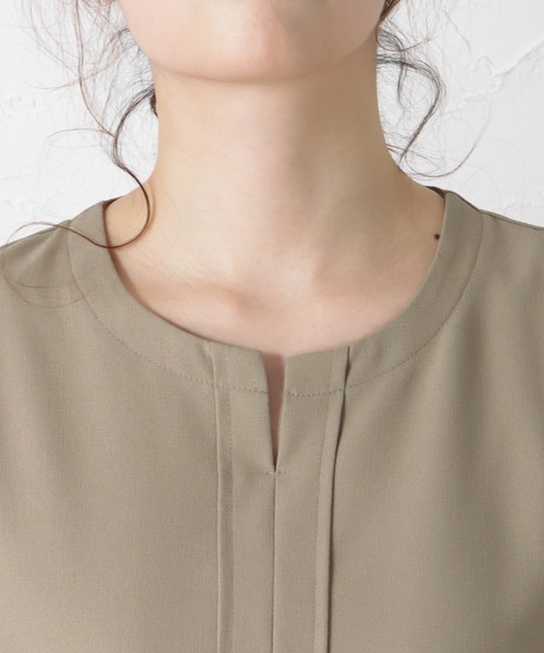 NAVY(ネイビー)の「麻ライクキーネックブラウス(Tシャツ/カットソー・レディース・グレイッシュベージュ/ブルー/ホワイト・フリー)」の9枚目の写真