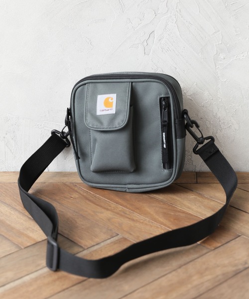 Carhartt WIP(カーハートダブリューアイピー)の「【Carhartt WIP/カーハートダブリューアイピー】Essentials Bag Small/エッセンシャル バッグ スモール(ショルダーバッグ・メンズ・グリーン/ライトブラウン/カモフラージュ/ブラック・FREE)」の3枚目の写真