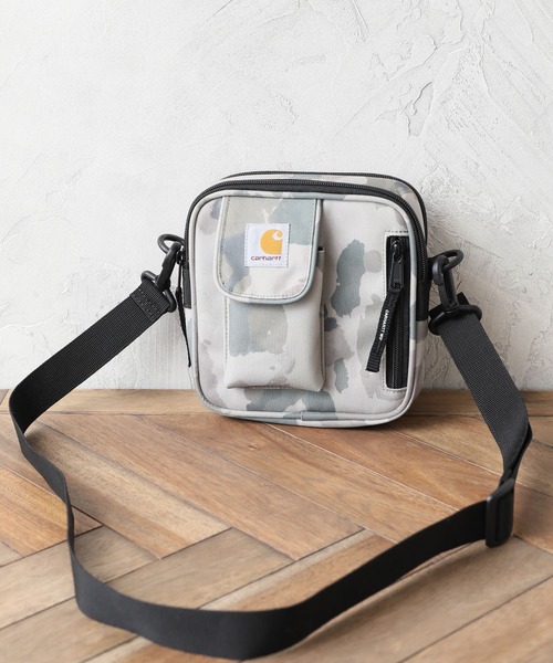 Carhartt WIP(カーハートダブリューアイピー)の「【Carhartt WIP/カーハートダブリューアイピー】Essentials Bag Small/エッセンシャル バッグ スモール(ショルダーバッグ・メンズ・グリーン/ライトブラウン/カモフラージュ/ブラック・FREE)」の4枚目の写真