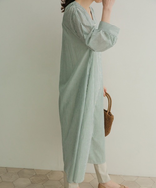 URBAN RESEARCH DOORS（アーバンリサーチドアーズ）の「ストライプVネック前開きワンピース（ワンピース・レディース・グリーン系その他/ブルー系その他/パープル系その他・MEDIUM）」の12枚目の写真