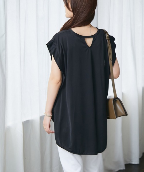 ECRIRE（エクリール）の「【miho.a.nicoコラボ】タックデザインノースリーブカットソーブラウス（シャツ/ブラウス・レディース・ブラック/オフホワイト/イエロー/オレンジ・M/L）」の3枚目の写真