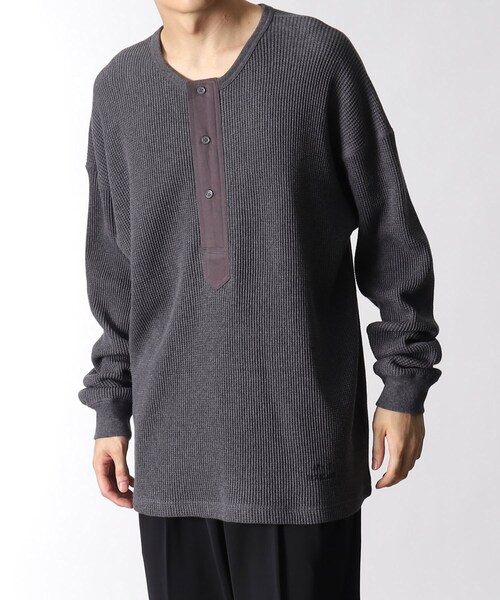 THE SHOP TK （ザ ショップ ティーケー ）の「◆【LUCEBER/ルースバー別注】ヘヴィーウエイトワッフル ヘンリーネックロングスリーブTシャツ（Tシャツ/カットソー・メンズ・ダークグレー/マスタード/オフホワイト・03/02）」の2枚目の写真