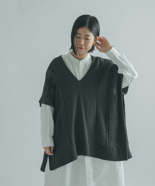 FORK&SPOON(フォークアンドスプーン)の「FORK&SPOON 編地切替ニットベスト(ニット/セーター・レディース・チャコールグレー/ライトベージュ・1)」の1枚目の写真
