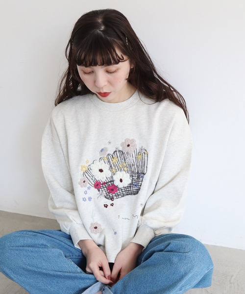 l'atelier du savon(アトリエドサボン)の「こぼれるカゴのお花 毛糸刺繍PO(Tシャツ/カットソー・レディース・アイボリー/チャコールグレー・FREE)」の2枚目の写真