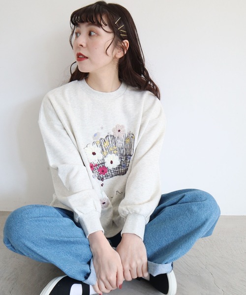 l'atelier du savon(アトリエドサボン)の「こぼれるカゴのお花 毛糸刺繍PO(Tシャツ/カットソー・レディース・アイボリー/チャコールグレー・FREE)」の7枚目の写真