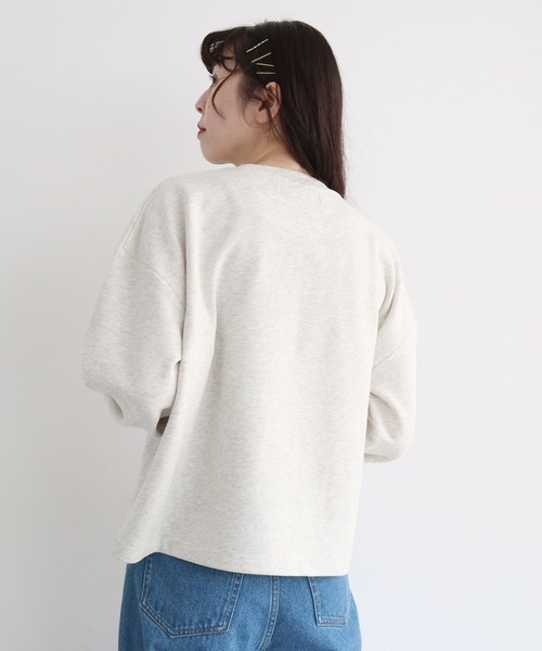 l'atelier du savon(アトリエドサボン)の「こぼれるカゴのお花 毛糸刺繍PO(Tシャツ/カットソー・レディース・アイボリー/チャコールグレー・FREE)」の6枚目の写真