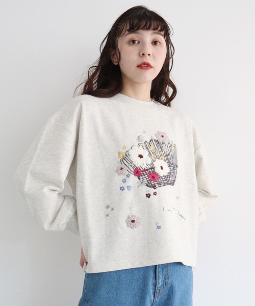 l'atelier du savon(アトリエドサボン)の「こぼれるカゴのお花 毛糸刺繍PO(Tシャツ/カットソー・レディース・アイボリー/チャコールグレー・FREE)」の3枚目の写真