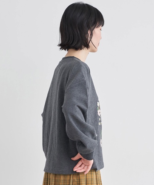 l'atelier du savon(アトリエドサボン)の「こぼれるカゴのお花 毛糸刺繍PO(Tシャツ/カットソー・レディース・アイボリー/チャコールグレー・FREE)」の10枚目の写真