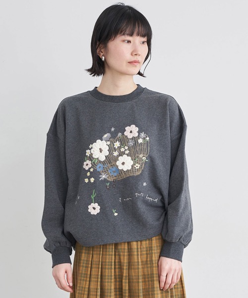 l'atelier du savon(アトリエドサボン)の「こぼれるカゴのお花 毛糸刺繍PO(Tシャツ/カットソー・レディース・アイボリー/チャコールグレー・FREE)」の12枚目の写真