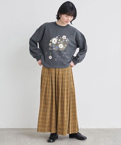 l'atelier du savon(アトリエドサボン)の「こぼれるカゴのお花 毛糸刺繍PO(Tシャツ/カットソー・レディース・アイボリー/チャコールグレー・FREE)」の13枚目の写真