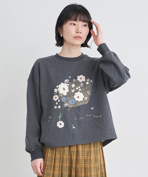 l'atelier du savon(アトリエドサボン)の「こぼれるカゴのお花 毛糸刺繍PO(Tシャツ/カットソー・レディース・アイボリー/チャコールグレー・FREE)」の9枚目の写真