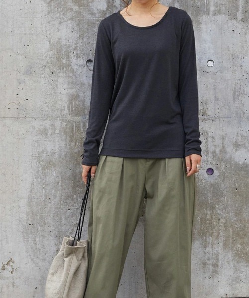 and it_(アンドイット)の「Uネックプルオーバー(Tシャツ/カットソー・レディース・ブラック/グレイッシュベージュ/ブラウン/チャコール/ネイビー・M-L)」の6枚目の写真