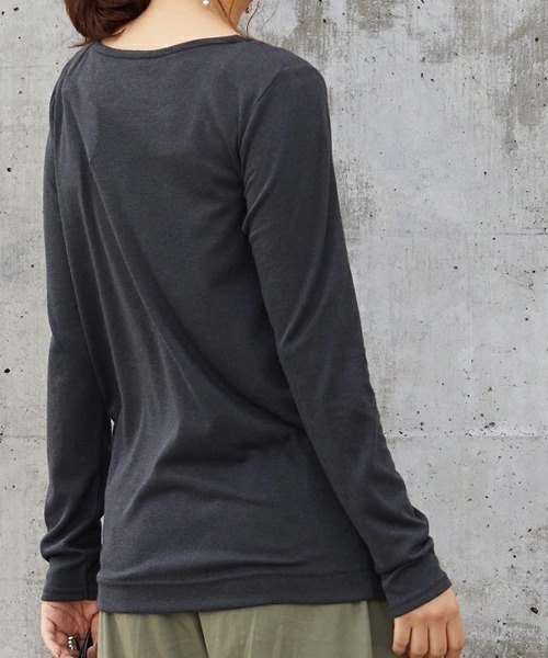 and it_(アンドイット)の「Uネックプルオーバー(Tシャツ/カットソー・レディース・ブラック/グレイッシュベージュ/ブラウン/チャコール/ネイビー・M-L)」の7枚目の写真
