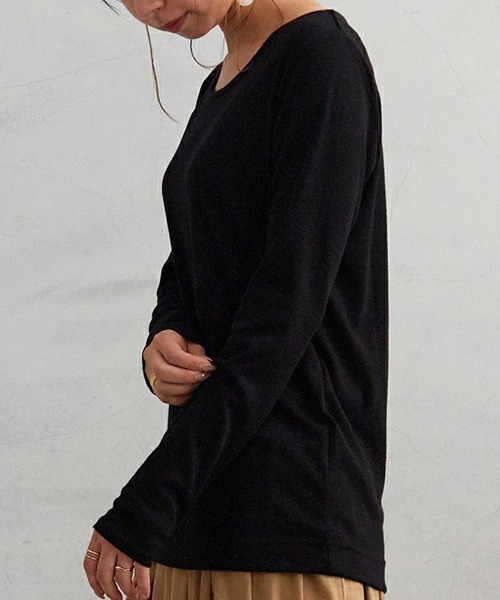 and it_(アンドイット)の「Uネックプルオーバー(Tシャツ/カットソー・レディース・ブラック/グレイッシュベージュ/ブラウン/チャコール/ネイビー・M-L)」の8枚目の写真