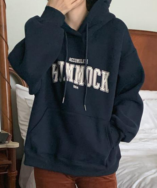 DAY CLOSET(デイ クローゼット)の「レディース 裏起毛オーバーサイズドロップショルダーカレッジロゴスウェット(スウェット・レディース・グレー/オートミール/ネイビー・ONE SIZE)」の13枚目の写真