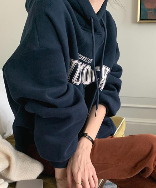 DAY CLOSET(デイ クローゼット)の「レディース 裏起毛オーバーサイズドロップショルダーカレッジロゴスウェット(スウェット・レディース・グレー/オートミール/ネイビー・ONE SIZE)」の14枚目の写真