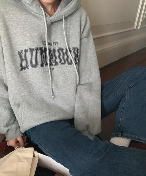 DAY CLOSET(デイ クローゼット)の「レディース 裏起毛オーバーサイズドロップショルダーカレッジロゴスウェット(スウェット・レディース・グレー/オートミール/ネイビー・ONE SIZE)」の4枚目の写真