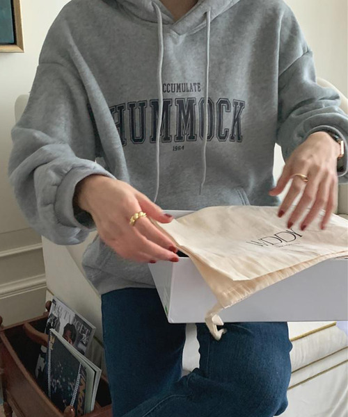 DAY CLOSET(デイ クローゼット)の「レディース 裏起毛オーバーサイズドロップショルダーカレッジロゴスウェット(スウェット・レディース・グレー/オートミール/ネイビー・ONE SIZE)」の6枚目の写真