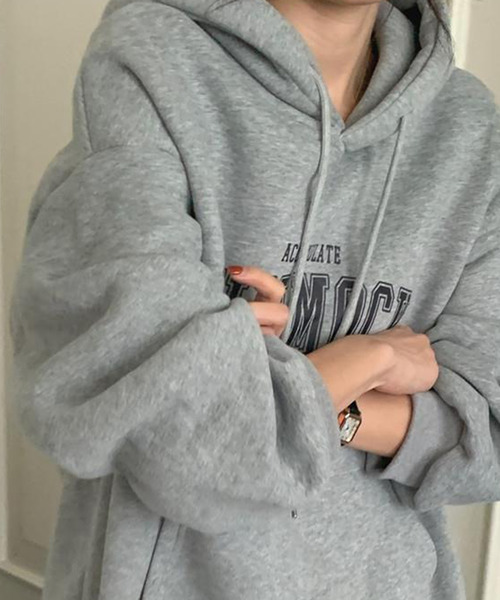 DAY CLOSET(デイ クローゼット)の「レディース 裏起毛オーバーサイズドロップショルダーカレッジロゴスウェット(スウェット・レディース・グレー/オートミール/ネイビー・ONE SIZE)」の18枚目の写真