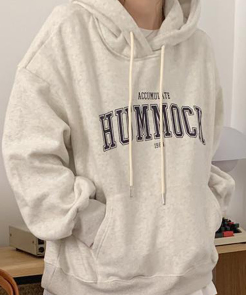 DAY CLOSET(デイ クローゼット)の「レディース 裏起毛オーバーサイズドロップショルダーカレッジロゴスウェット(スウェット・レディース・グレー/オートミール/ネイビー・ONE SIZE)」の19枚目の写真