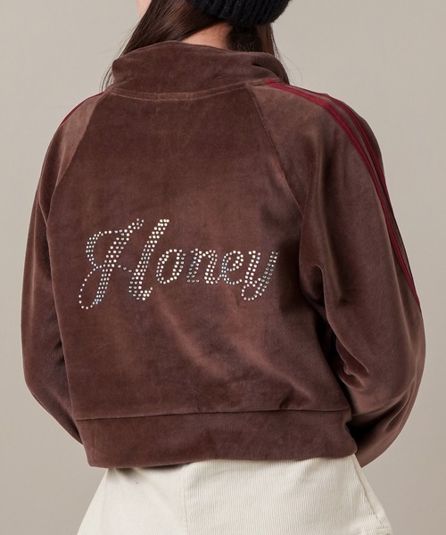 SPINNS(スピンズ)の「【セットアップ対応商品】HONEYロゴ ベロア素材ショート丈ハーフジップパーカー(スウェット・レディース・ブラック/カーキ/ピンク/ブラウン/ラベンダー・ONESIZE)」の3枚目の写真