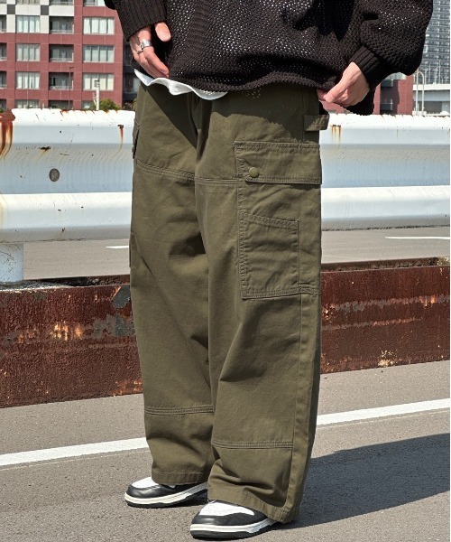 kutir（クティール）の「【kutir5周年記念アイテム】ダブルニーアソートワイドカーゴパンツ（カーゴパンツ・メンズ・ブラック×ホワイト/カーキ/ブラック×イエロー・MEDIUM/SMALL/LARGE）」の7枚目の写真